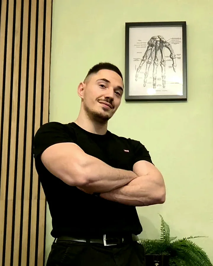 Mickael Piette, ostéopathe D.O. et kinésithérapeute, dans son cabinet à Liège